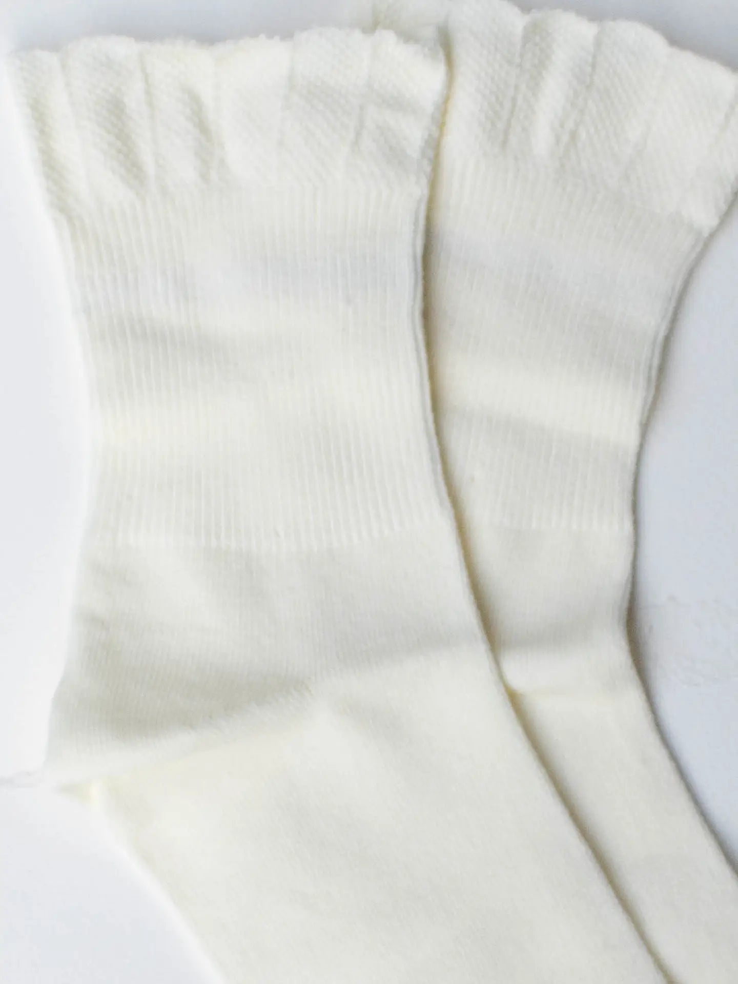 ruffle-edge crew socks in ivory